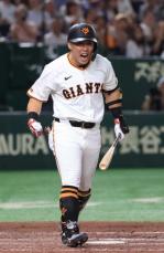 巨人・浅野翔吾　押し出し四球選んで渾身のガッツポーズ　4年ぶりV王手へチーム一丸