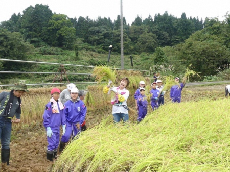 小林幸子　新潟「小林幸子田」で恒例の稲刈り　泥だらけで「少しでも力に」