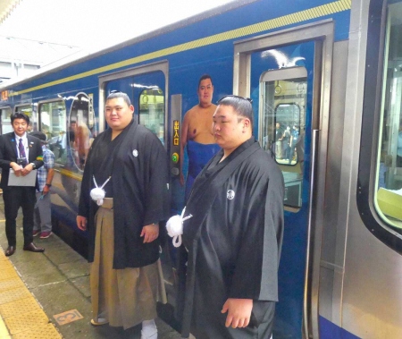 大の里「えちごトキめき鉄道」ラッピング車両お披露目　中高時代に帰省で利用した「解放の電車」