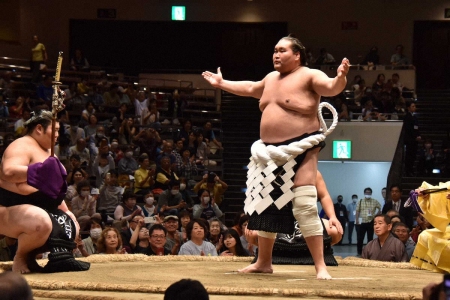 横綱・照ノ富士が久々に国技館で土俵入り　糖尿病と両膝のケガで秋場所を全休