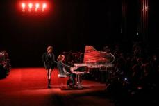 YOSHIKIがパリコレデビュー　異例演出ランウエーでピアノ演奏「ファッションも美の究極の形」