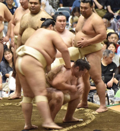 【大相撲相模原巡業】獅司が琴桜の胸を借りたぶつかり稽古で砂まみれ「大関に出してもらってうれしい」