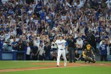 大谷翔平　絶叫3ラン含む2安打の活躍で先勝　PS初出場で一発は日本選手初　逆転勝利にブラピも歓喜