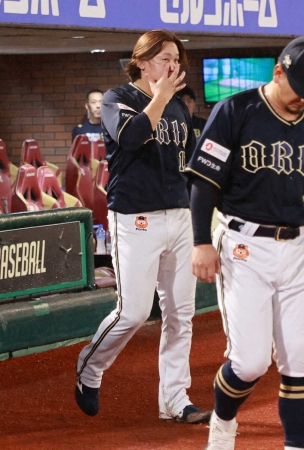 宮城大弥　勝ってもベンチで涙…タオルで顔覆い動けず　無情の大雨「切ない」「中嶋監督も…」「今年も…」