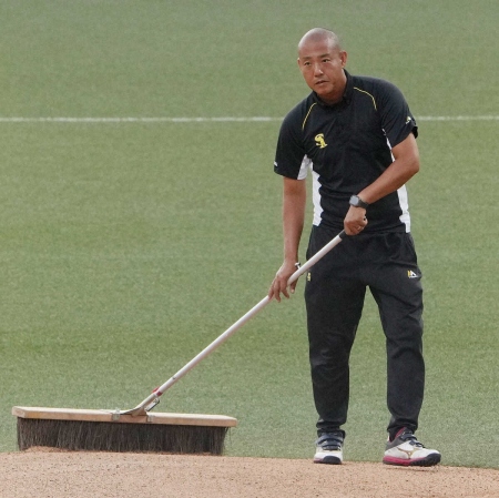 タマスタ筑後のグラウンドを守る西山修平さん　阪神園芸仕込みの「技」で、最高の状態を作る