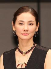 吉田羊「4年ぶりにパリへ行って参りました」個性派コーデのオフショに「新鮮」「モコモコかわいすぎ」