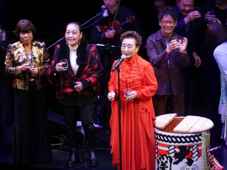 加藤登紀子歌手活動60周年　豪華ゲスト祝福、明菜からは手紙が…「あと10年頑張る！」