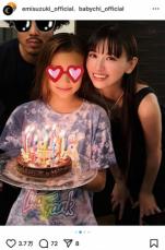 鈴木えみ　11歳長女との家族ショット公開「ジェニと安室奈美恵みたい」「こんなキレイなママいるんだ…」