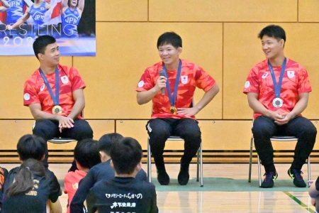 【レスリング】文田、樋口、高谷大が150人の子供に技術指導…パリ五輪メダリストトリオが普及に奔走