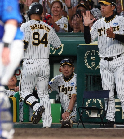 「岡田監督ありがとう」客席に横断幕　甲子園でファンが涙の応援歌大合唱　終戦で退任