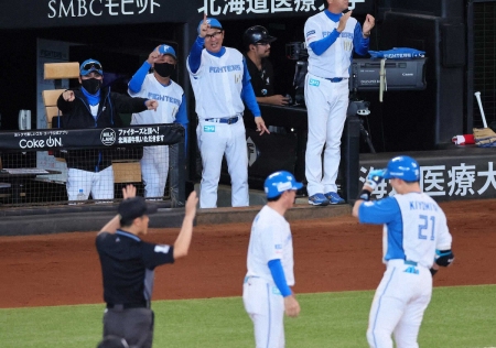 新庄日本ハムついに勝ち越し！　同点の7回に水野が2点三塁打　エスコンお祭り騒ぎ