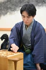 佐々木八段　秘策は先手矢倉での右王か　竜王戦第2局昼食休憩　藤井竜王は早くも1時間以上多く使う