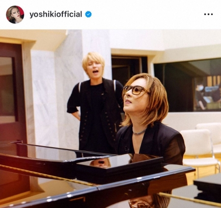 手術直後のYOSHIKI、早くもレコーディング　よ～く見ると…背後にまさかの人物「えっ」「なぜ！？」