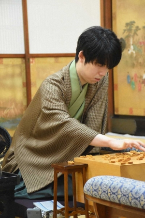 藤井竜王、昼食休憩前に連続攻撃！歩の成り捨て、角切り　佐々木八段と1勝1敗で迎えた竜王戦第3局―