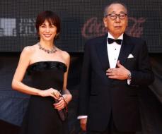 米倉涼子　映画祭レッドカーペットに西田敏行さんの写真…胸元に挟む姿に「泣けました」「喜んでると」の声