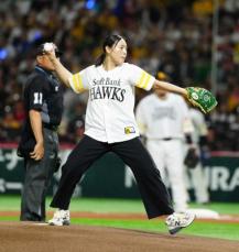 パリ五輪銅の美しき剣士がナイスピッチ！　フェンシング女子サーブル団体・福島史帆実「75点」始球式