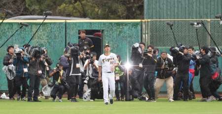 藤川阪神の“没頭”キャンプ初日「すごく成長している投手がいたけど、名前は言えない」一番星公表はお預け