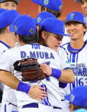 DeNA・筒香嘉智、三浦監督と熱い抱擁　5年ぶり復帰元年　先制弾にダメ押し二塁打で日本一呼び込んだ