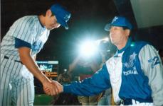 ベイ26年ぶりVに権藤元監督も祝福　三浦監督は「指揮官としてたくましさを見せてくれた」