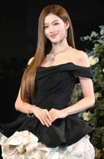 TWICE・SANA　総額70億円以上！205カラットのダイヤモンドに劣らない宝石級の輝きで会場圧倒