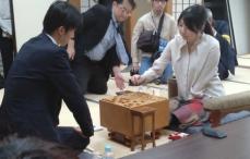 西山朋佳女流3冠　上野裕寿四段に敗れてカド番　棋士編入試験第3局