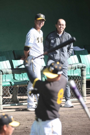 阪神・岡田顧問　安芸入り即、藤川新監督と1時間25分の青空ミーティング