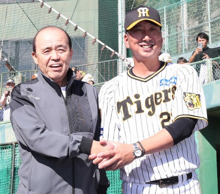 阪神・球児監督「ありがたい」　キャンプ訪問の岡田顧問から“青空教室”で帝王学を1時間超