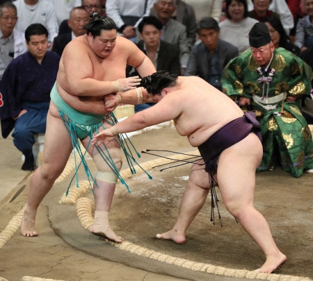 王鵬　再び琴桜撃破!　気迫の押し出しに手応え「しっかり我慢できた」