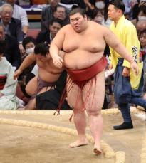 三役昇進を目指す熱海富士が初日から4連勝　翔猿を寄り切る