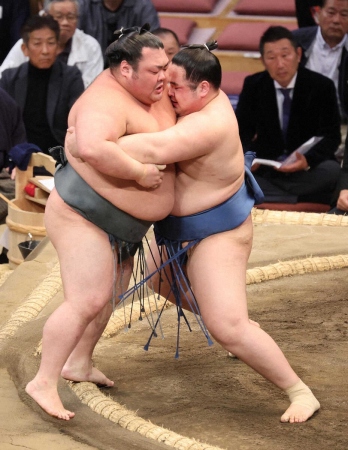 阿武剋が武将山を破り自身初5連勝 「まわしが取れて組み止めたのが良かった」