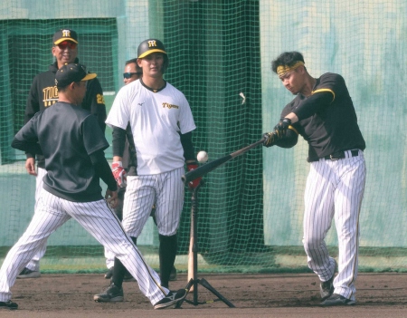 阪神・藤川監督　輝に“長寿の秘けつ”伝授　秋季キャンプ取り組みに納得も「貪欲であるべき」