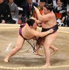 霧島が6日目で、ようやく初日　平戸海を下すも左足首を気にする、しぐさを見せ…