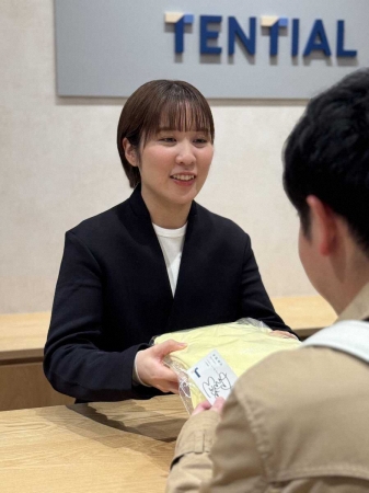 【卓球】平野美宇が1日店長でファンと交流「憧れていた」バーコード入力も体験