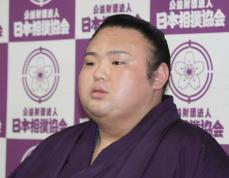 元大関“貴景勝”湊川親方がスーツ姿で解説デビュー！「楽しかったんですけど、やっぱり緊張しました」