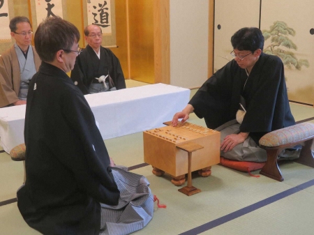 谷川十七世名人　羽生会長とこけら落とし対局「公式戦を楽しみに」　東西新会館建設委員会の委員長