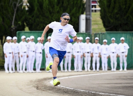 イチロー氏が高校指導　51歳でもなお鋭いスイング＆美しいランニングに生徒感嘆「かっこいい」