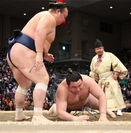 新鋭の阿武剋がベテラン宝富士に敗れ2敗に後退 「足が上半身についていけなかった」