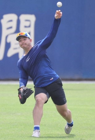 中日・小笠原　メジャー移籍へ着々と準備を進める　MLB球でキャッチボール