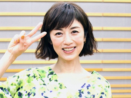 51歳、高岡早紀　新ヘアスタイル＆眼鏡で激変！　フォロワー大歓喜「さき様！」「素敵すぎます」