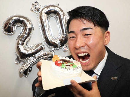 巨人・浅野は1800万円でサイン　来季目標は70打点　24日に20歳誕生日　ケーキ贈られ「おいしい」