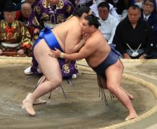 豊昇龍、大の里との大関対決制して12勝目　土俵際とったりで逆転　琴桜も譲らず1敗キープ