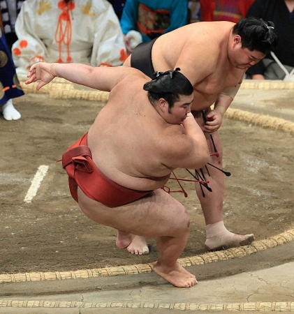 阿炎が11勝目　熱海富士を立ち合いから一気に押し倒す