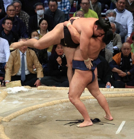 豊昇龍　自己新記録13勝目　霧島をつり出す　琴桜との21年ぶり、大関同士による千秋楽相星決戦へ