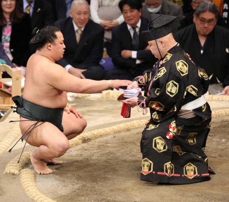 翠富士が阿武剋を寄り切り7勝目「来年は稽古して勝てるように」