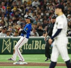 【プレミア12】両監督の「チャレンジ合戦」は日本の“2連勝”…あわや3ランの危機逃れる