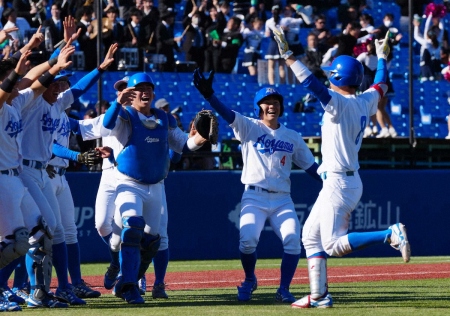 青学大・初谷　延長10回サヨナラ打！2年連続の決勝進出で4冠に王手