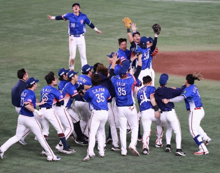 「ここは日本プロ野球の…」プレミア12初優勝の台湾がシャンパンファイト断った理由　現地メディア報道