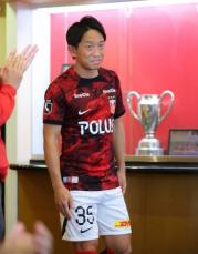 浦和MF宇賀神友弥「監督が代わるごとにサッカーが変わっていたら…」　引退会見でクラブへの思い語る