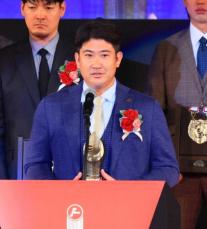 巨人・菅野がセ・リーグMVP　35歳でセ投手史上最多3度目受賞　「オッズ100倍くらいあったでしょ」