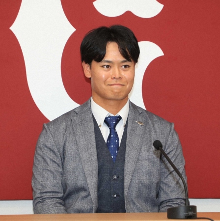 巨人・中山　現状維持の年俸2260万円でサイン「来年は500、600打席立てるように」